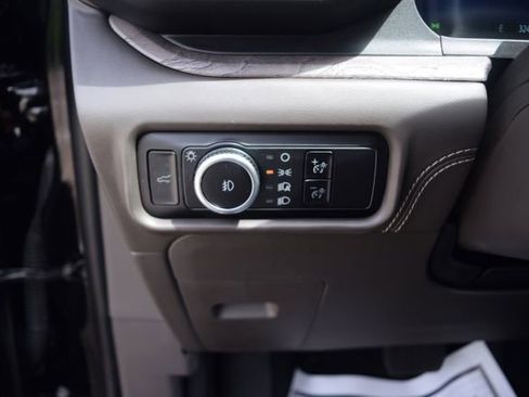 Used 2023 Ford Explorer Platinum w/ Technology Package AWD/4WD image 7