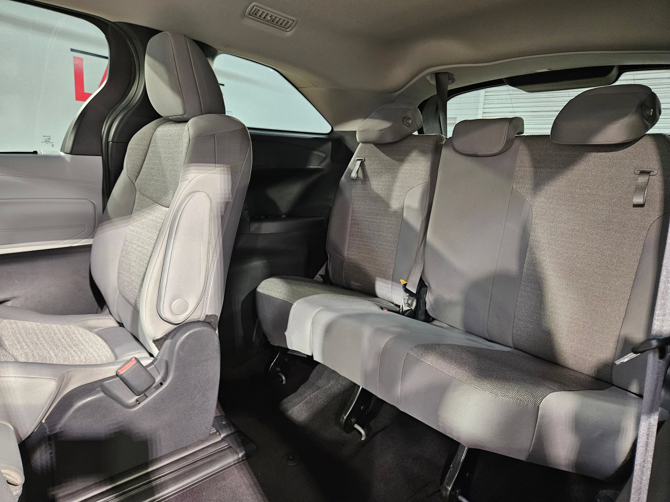 Used 2025 Toyota Sienna LE FWD image 34