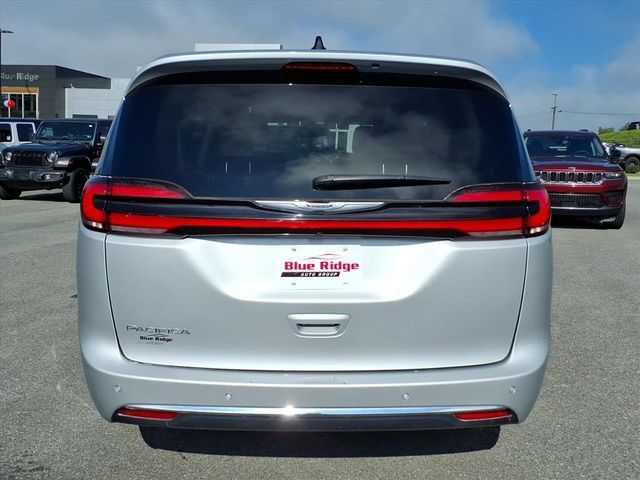 Used 2024 Chrysler Pacifica Touring-L FWD image 5