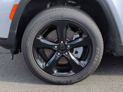 Used 2023 Jeep Grand Cherokee L Laredo image 13