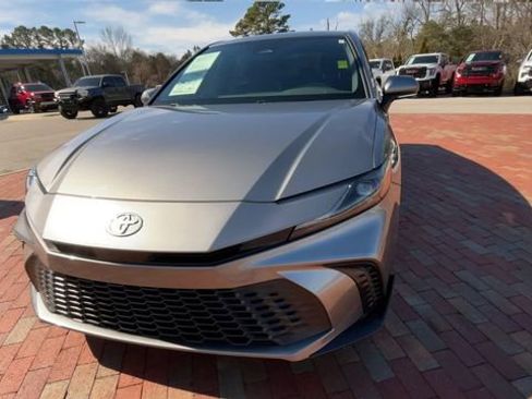 Used 2025 Toyota Camry SE image 4
