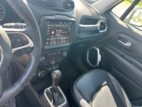 Used 2019 Jeep Renegade Latitude w/ UConnect 8.4 Nav Group AWD/4WD image 12