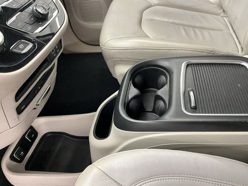 Used 2020 Chrysler Pacifica Touring-L Plus image 20