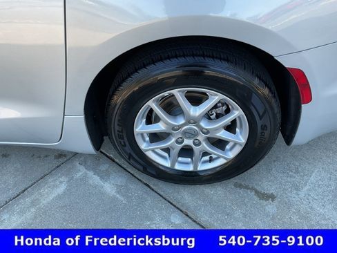 Used 2024 Chrysler Pacifica Touring-L FWD image 11