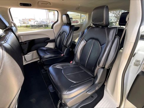 Used 2023 Chrysler Pacifica Touring-L FWD image 19