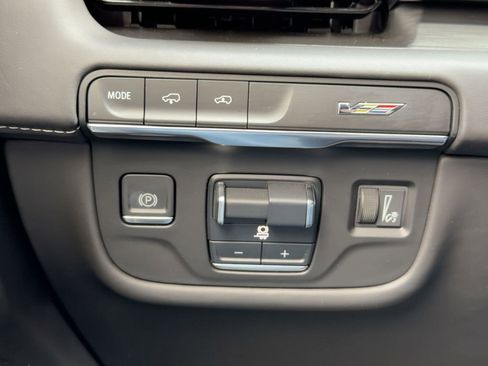 Certified 2024 Cadillac Escalade V w/ Heavy-Duty Trailer Package image 17