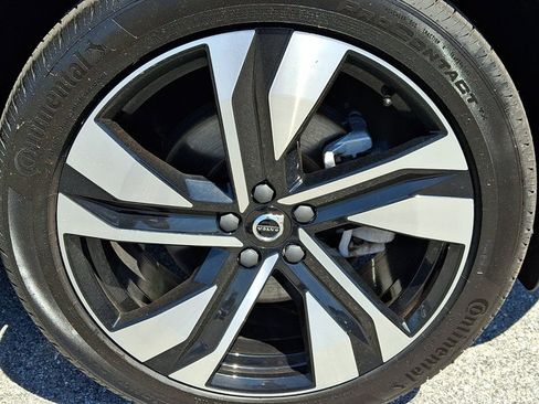 Used 2024 Volvo XC40 B5 Plus w/ Protection Package Premier AWD/4WD image 8