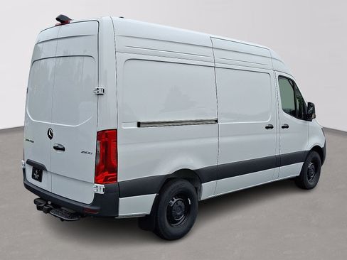 Used 2024 Mercedes-Benz Sprinter 2500 image 4