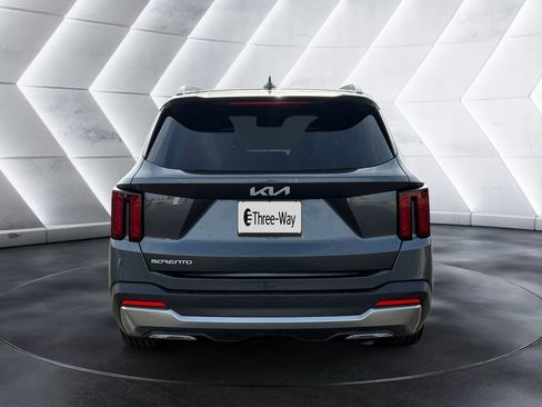 Used 2024 Kia Sorento EX w/ Panoramic Sunroof Package FWD image 4