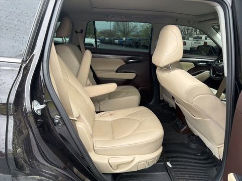 Used 2020 Toyota Highlander Platinum image 13