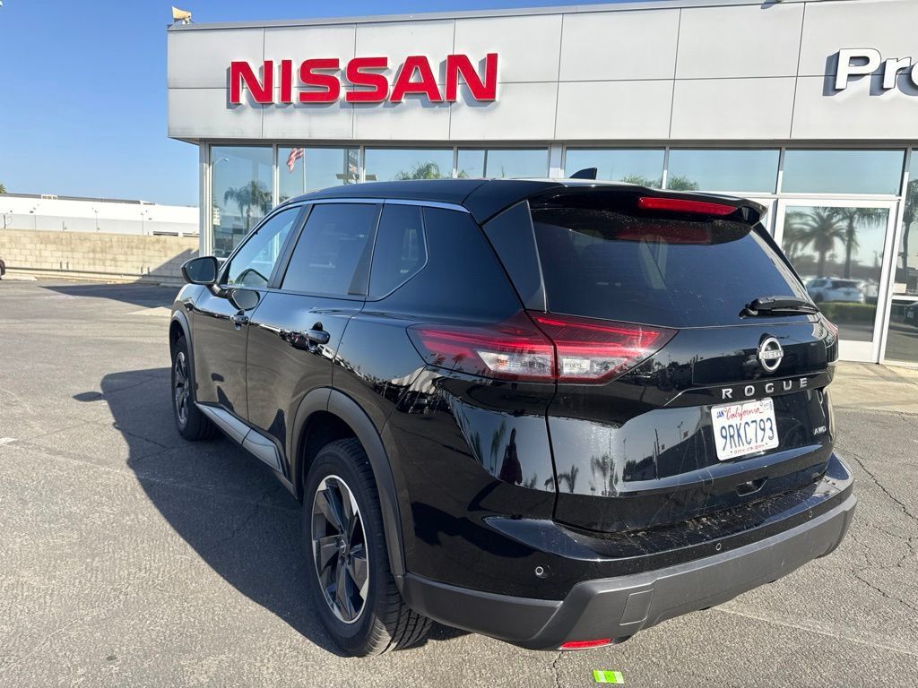 Used 2025 Nissan Rogue SV AWD/4WD image 2