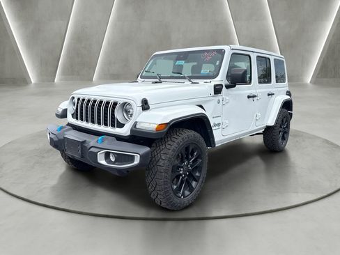Used 2024 Jeep Wrangler Unlimited Sahara AWD/4WD image 3