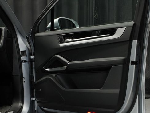 Certified 2025 Porsche Cayenne AWD/4WD image 16