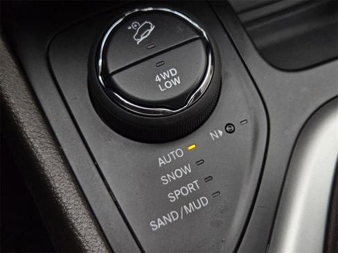 Used 2018 Jeep Cherokee Overland w/ Heavy Duty Protection Group image 25