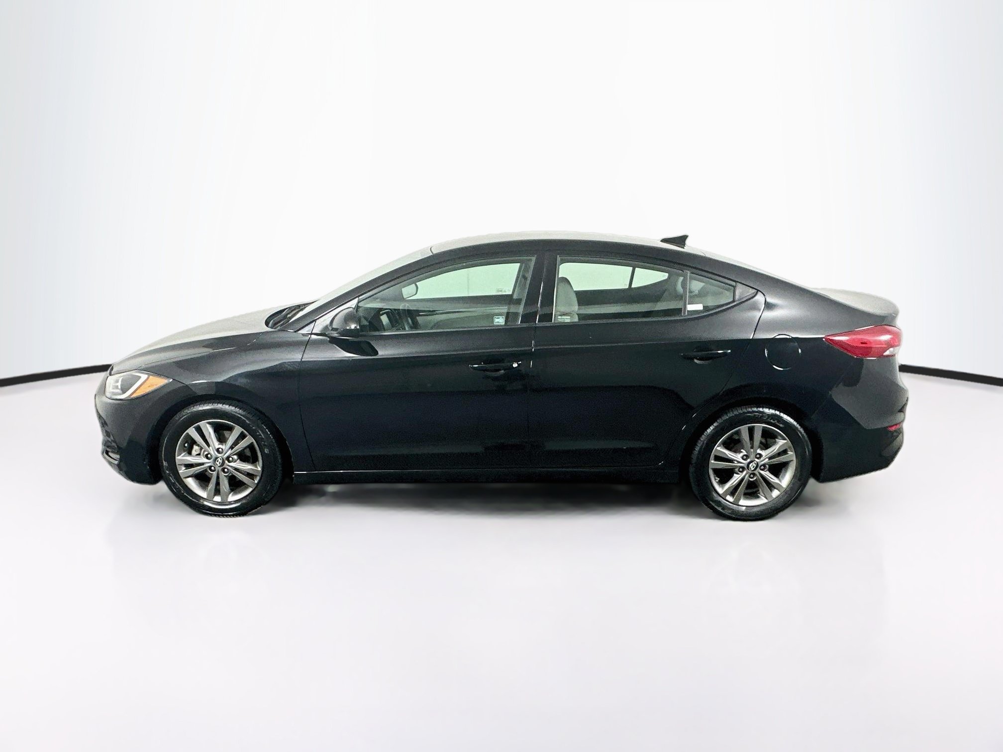 Used 2017 Hyundai Elantra SE FWD image 4