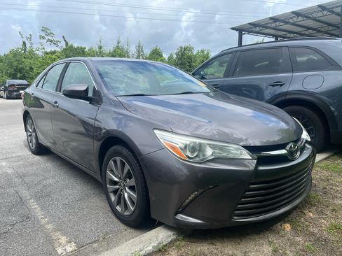 Used 2016 Toyota Camry XLE FWD image 2