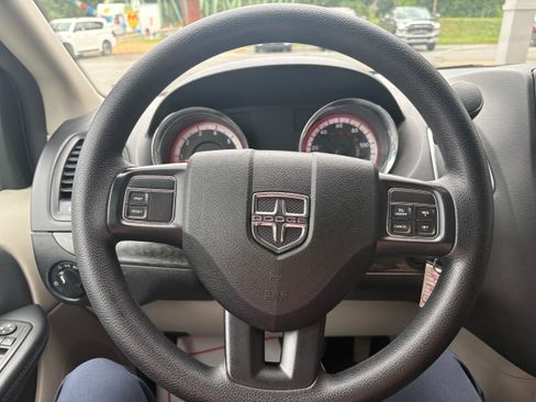 Used 2019 Dodge Grand Caravan SE FWD image 18