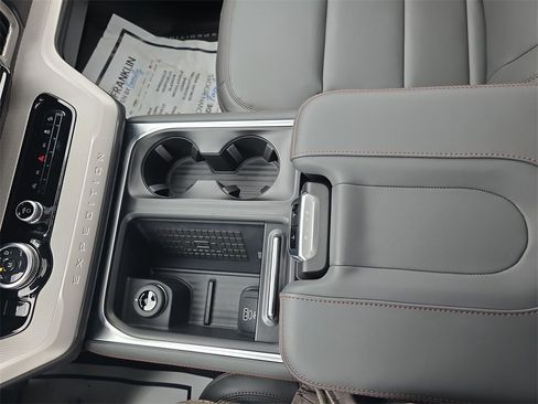 New 2025 Ford Expedition Active image 25