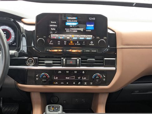 Used 2024 Nissan Pathfinder Platinum FWD image 17