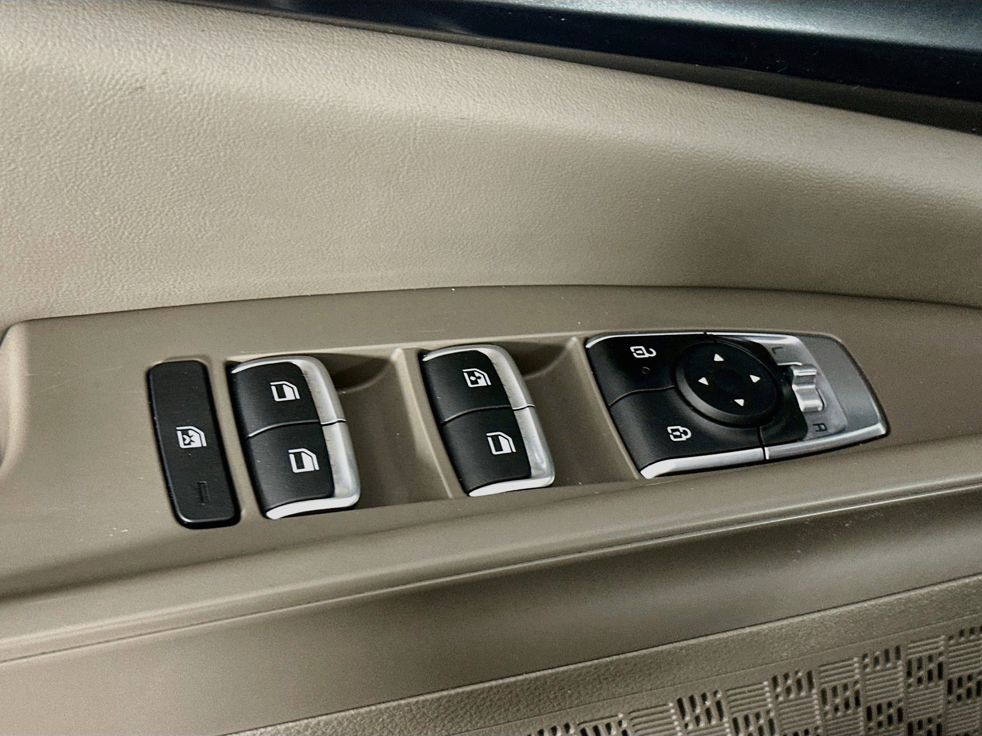 Used 2025 Kia Carnival FWD image 15