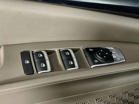 Used 2025 Kia Carnival FWD image 15
