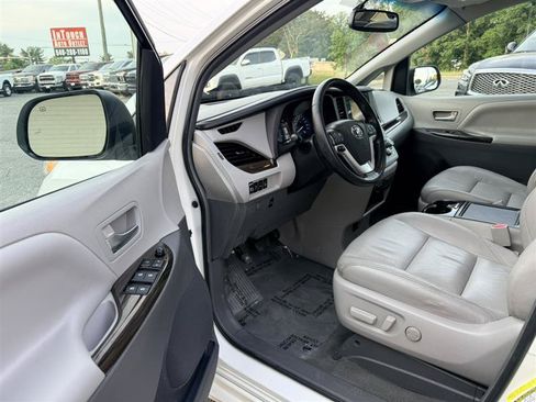 Used 2015 Toyota Sienna XLE Premium FWD image 31