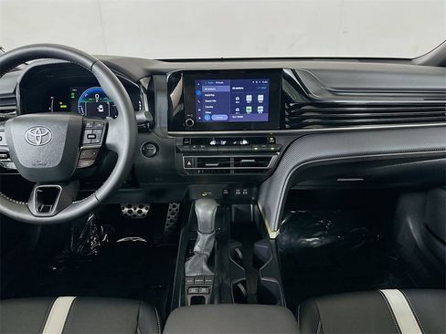 Used 2025 Toyota Camry SE image 18