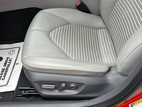 Used 2020 Toyota Camry SE image 13