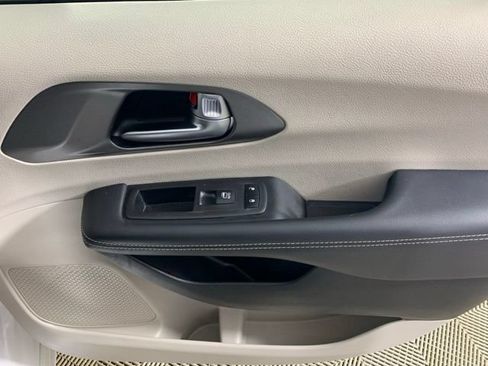 Used 2024 Chrysler Pacifica Touring-L FWD image 33