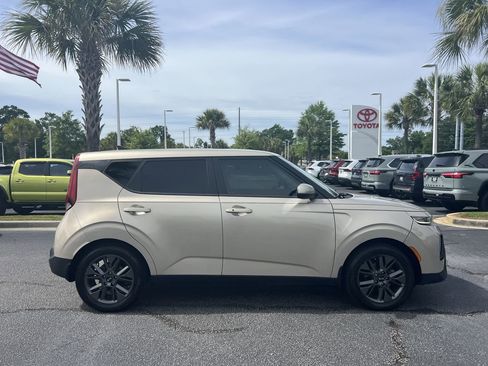 Used 2020 Kia Soul EX FWD image 11