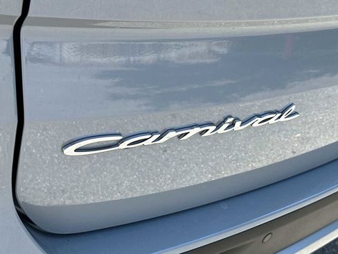Used 2022 Kia Carnival EX FWD image 11