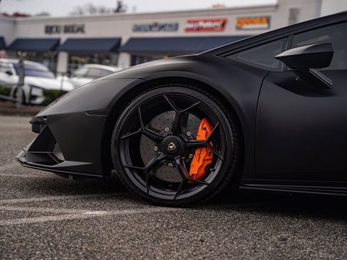 Used 2022 Lamborghini Huracan EVO image 15