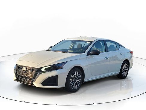 Used 2025 Nissan Altima 2.5 SV FWD image 2