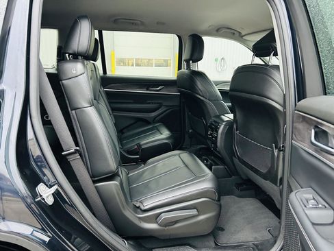 Used 2023 Jeep Grand Cherokee L Limited w/ Black Appearance Package image 34