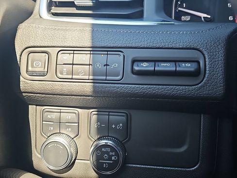 Certified 2021 GMC Yukon Denali w/ Denali Premium Package AWD/4WD image 32