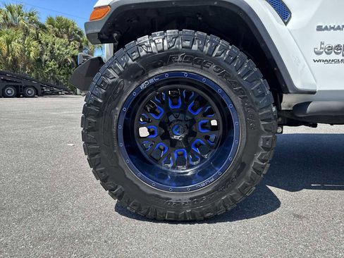 Used 2018 Jeep Wrangler Unlimited Sahara AWD/4WD image 12