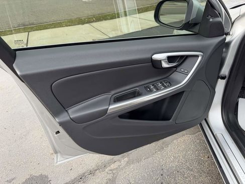 Used 2017 Volvo S60 T5 Inscription image 12