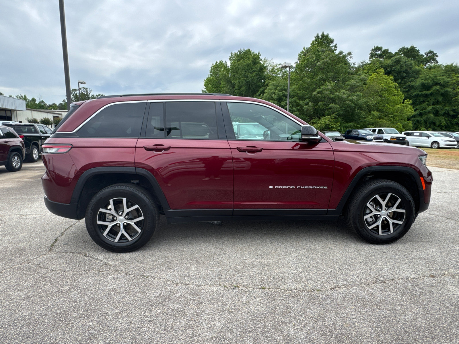 Used 2025 Jeep Grand Cherokee Limited AWD/4WD image 4