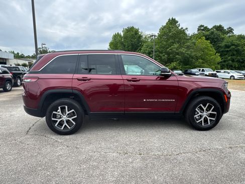 Used 2025 Jeep Grand Cherokee Limited AWD/4WD image 4