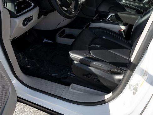 Used 2024 Chrysler Pacifica Touring-L image 17