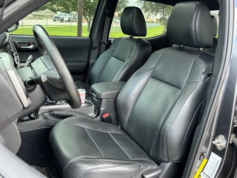Used 2019 Toyota Tacoma TRD Off-Road AWD/4WD image 7