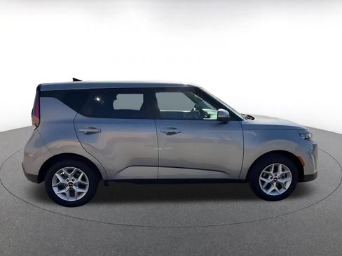 Used 2025 Kia Soul LX w/ LX Technology Package FWD image 16