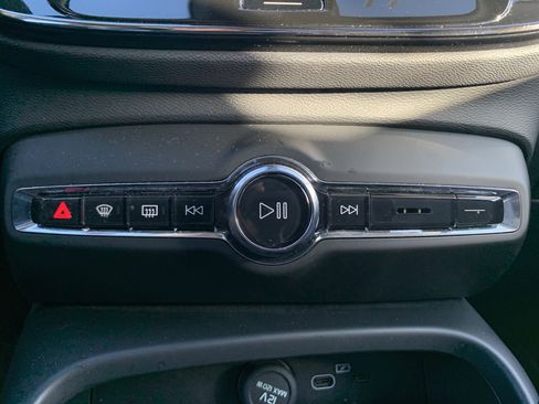 Used 2025 Volvo XC40 B5 Core image 29