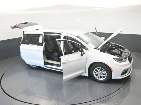 Used 2023 Chrysler Pacifica Touring-L image 72
