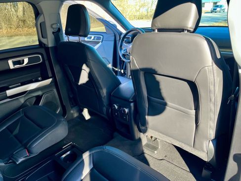 Used 2021 Ford Explorer XLT w/ Equipment Group 202A image 16