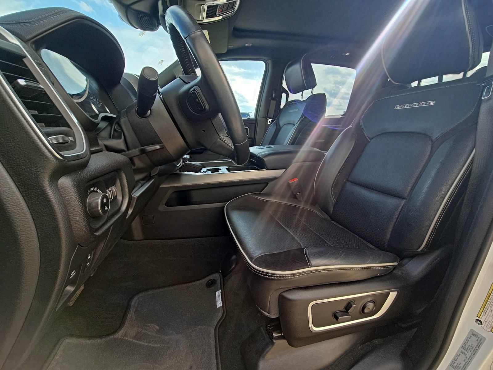 Used 2023 RAM 1500 Laramie AWD/4WD image 10