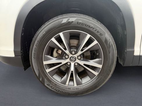 Used 2019 Toyota Highlander LE image 9