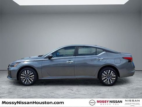 Certified 2025 Nissan Altima 2.5 SV AWD/4WD image 5