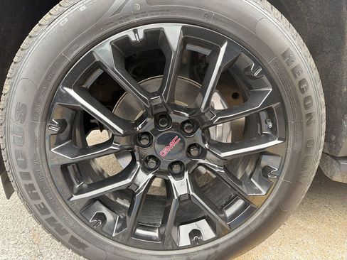 Used 2023 GMC Yukon Denali image 11