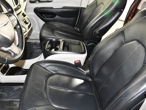 Used 2020 Chrysler Pacifica Touring-L FWD image 38